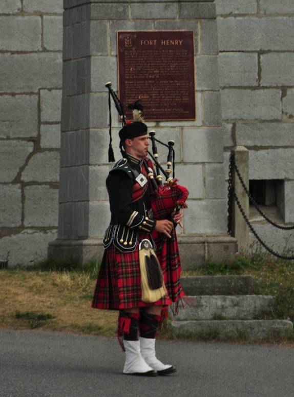 Em trajes típicos, um belo show de gaita de fole, na cidade de Kingston, antiga capital do Canadá, na região das 1000 Islands